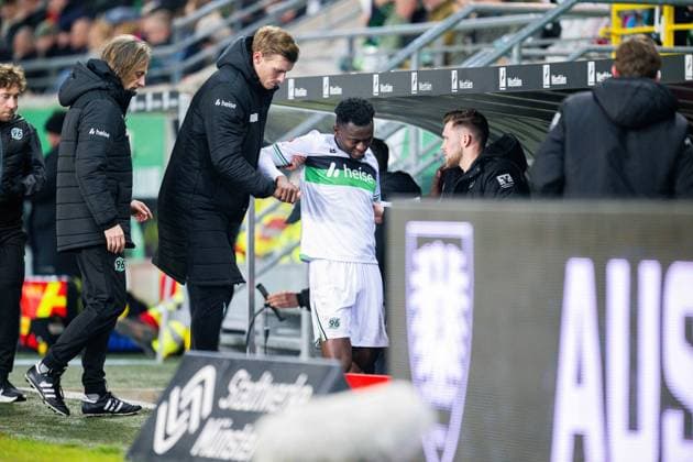 05 12 2025 Soccer, 2025 2026, 2 Bundesliga, 15 Matchday, SC Preußen Münster Hannover 96 M Mustapha Bundu Hannover injured, Injury DFL REGULATIONS PROHIBIT ANY USE OF PHOTOGRAPHS AS IMAGE SEQUENCES AND OR QUASI VIDEO