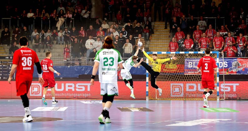05 12 2025, Germany, Bietigheim, Handball 2 Bundesliga, SG BBM Bietigheim vs HC Oppenweiler Backnang, center f l Cedric Mayer HCO , Jan Hrdlicka BBM