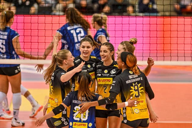VBL Allianz MTV Stuttgart VfB Suhl Lotto Thüringen 05 12 2025 VBL, Volleyball, 1 Bundesliga, Women, Season 2025 2026, Allianz MTV Stuttgart in blue , against VfB Suhl LOTTO Thüringen in yellow black , joy at 2 Irene del Carmen Ramos Mencia and left 17 Alina Nasin, Copyright: xBEAUTIFULxSPORTS TomxBlochx