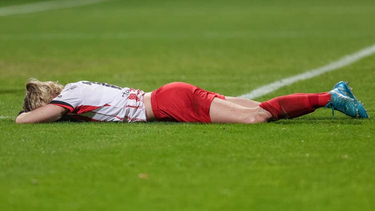 Greta Stegemann SC Freiburg, 16 lies disappointed on the floor, disappointed about the defeat, disappointment after the final whistle, final whistle, highlight, loser, lost, frustration, pessimistic, sad, THE DFB REGULATIONS PROHIBIT ANY USE OF PHOTOGRAPHS AS IMAGE SEQUENCES AND OR QUASI VIDEO , 05 12 2025, Wolfsburg Germany , Football, Google Pixel Womens Bundesliga, VfL Wolfsburg SC Freiburg xobx