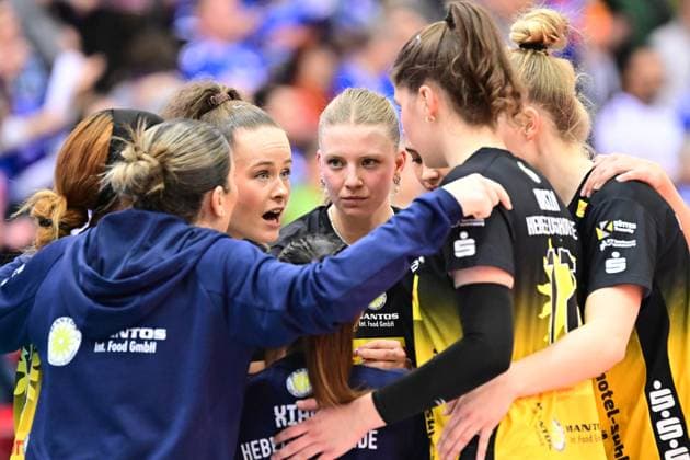 Match scene with Laura Berger 11 VfB Suhl LOTTO Thüringen and Svea Naujack 1 VfB Suhl LOTTO Thüringen 1 Volleyball Bundesliga Women Allianz MTV Stuttgart against VfB Suhl LOTTO Thüringen, on 05 12 2025 Match scene with Laura Berger 11 VfB Suhl LOTTO Thüringen and Svea Naujack 1 VfB Suhl LOTTO Thüringen Copyright: xMichaelxGelhardtx