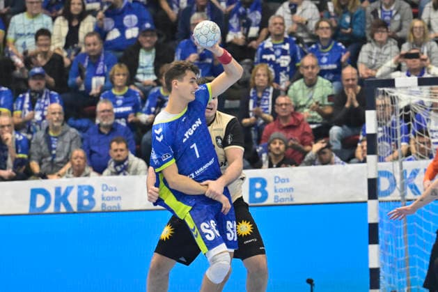GER, 1 Daikin HBL , BHC06, VFL Gummersbach vs BHC06 5 12 2025, Gummersbach, Schwalbe Arena, GER, 1 Daikin HBL25 26, 14 Matchday VFL Gummersbach vs BHC06 1 Liqui Moly HBL regulations prohibit any use of photographs as image sequences and or quasi video in the picture Julian Köster VFL Gummersbach 7 vs Aron Seesing BHC 49 NordphotoxGmbHx xFreund nph00018