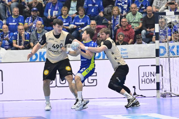 GER, 1 Daikin HBL , BHC06, VFL Gummersbach vs BHC06 5 12 2025, Gummersbach, Schwalbe Arena, GER, 1 Daikin HBL25 26, 14 Matchday VFL Gummersbach vs BHC06 1 Liqui Moly HBL regulations prohibit any use of photographs as image sequences and or quasi video in the picture Joao Gomes VFL Gummersbach 3 vs Aron Seesing BHC 49 and Johannes Wasielewski Bergischer HC 77 NordphotoxGmbHx xFreund nph00018