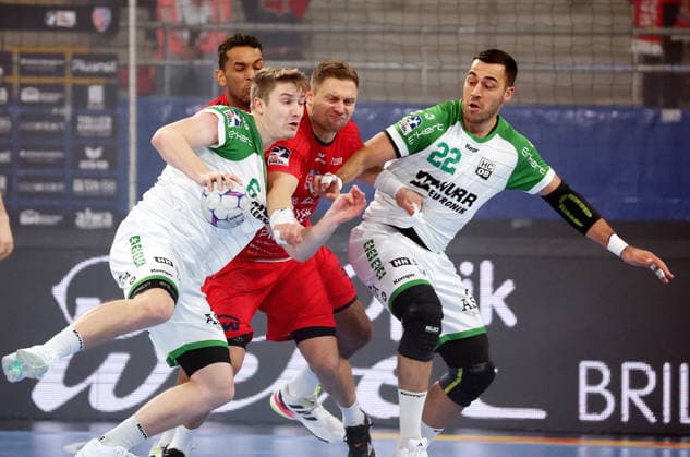 05 12 2025, Germany, Bietigheim, Handball 2 Bundesliga, SG BBM Bietigheim vs HC Oppenweiler Backnang, f l Djibril M Bengue BBM , Timm Buck HCO , Fabian Wiederstein BBM , Ruben de Sousa HCO