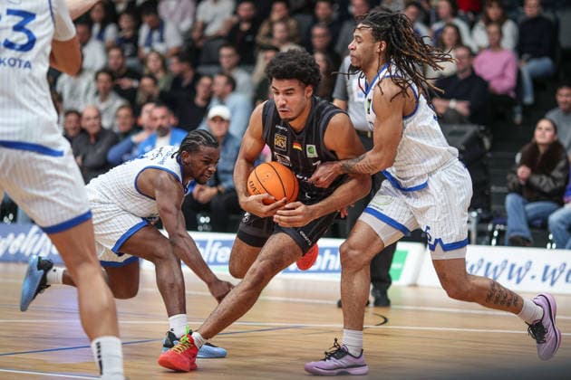 Silas Kaan Osezua Oriane Tigers Tuebingen, 07 vs Tyrese Williams PS Karlsruhe LIONS, 05 , PS Karlsruhe LIONS vs Tigers Tuebingen, Basketball ProA 2 Bundesliga, 11 Matchday, Season 2025 2026, 05 12 2025, PS Karlsruhe LIONS vs Tigers Tuebingen, Basketball ProA 2 Bundesliga, 11 Matchday, Season 2025 2026, 05 12 2025 Karlsruhe Copyright: xEibner-Pressefoto JanxPrihodax EP_JPA