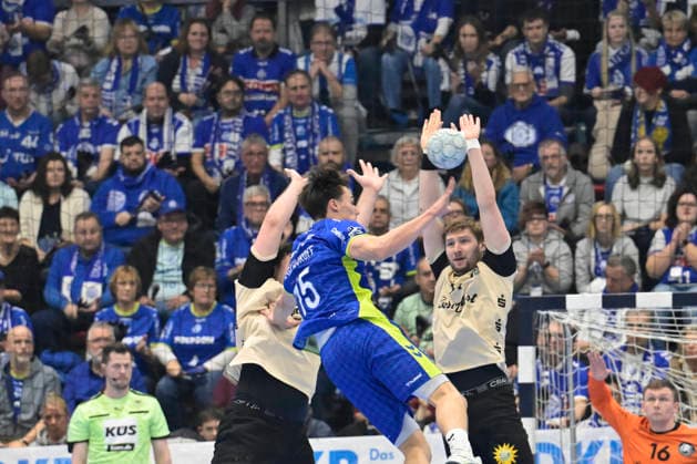 GER, 1 Daikin HBL , BHC06, VFL Gummersbach vs BHC06 5 12 2025, Gummersbach, Schwalbe Arena, GER, 1 Daikin HBL25 26, 14 Matchday VFL Gummersbach vs BHC06 1 Liqui Moly HBL regulations prohibit any use of photographs as image sequences and or quasi video in the picture Miro Schludroff VFL Gummersbach 15 vs Arnor Vidarsson BHC 17 NordphotoxGmbHx xFreund nph00018