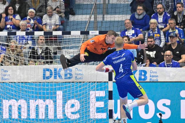 GER, 1 Daikin HBL , BHC06, VFL Gummersbach vs BHC06 5 12 2025, Gummersbach, Schwalbe Arena, GER, 1 Daikin HBL25 26, 14 Matchday VFL Gummersbach vs BHC06 1 Liqui Moly HBL regulations prohibit any use of photographs as image sequences and or quasi video in the picture Ellidi Vidarsson VFL Gummersbach 4 vs Lukas Diedrich Bergischer HC 16 NordphotoxGmbHx xFreund nph00018