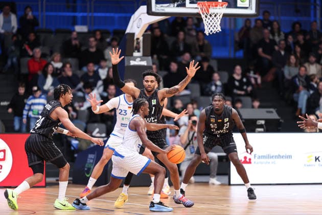 Defensive work Bernard Joel Pelote III Tigers Tuebingen, 01 vs Isaiah Rayshaud Hart PS Karlsruhe LIONS, 04 JaCobi Allen Wood Tigers Tuebingen, 24 Melkisedek Kwaku Moreaux Tigers Tuebingen, 23 , PS Karlsruhe LIONS vs Tigers Tuebingen, Basketball ProA 2 Bundesliga, 11 Matchday, Season 2025 2026, 05 12 2025, PS Karlsruhe LIONS vs Tigers Tuebingen, Basketball ProA 2 Bundesliga, 11 Matchday, Season 2025 2026, 05 12 2025 Karlsruhe Copyright: xEibner-Pressefoto JanxPrihodax EP_JPA