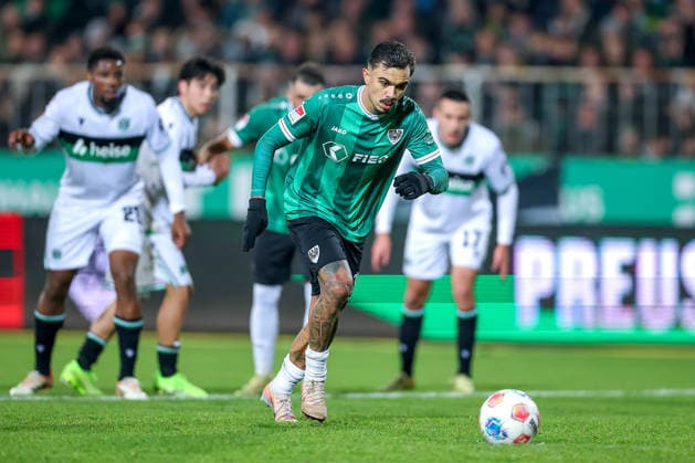 05 12 2025, Football, Preußen Münster Hannover 96, 2 Fußball Bundesliga, Preußenstadion, Saison 2025 2026 Oliver Batista Meier Preussen Muenster 17 scores the final goal 1 2 Elfmeter Torjubel nach dem Tor zum 1 2 durch Torschütze Oliver Batista Meier Preussen Muenster 17 Elfmeter DFB regulations prohibit any use of photographs as image sequences and or quasi video Nordrhein Westfalen Germany