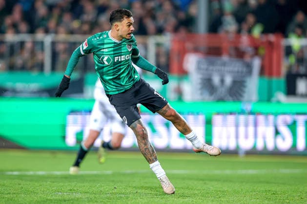 05 12 2025, Football, Preußen Münster Hannover 96, 2 Fußball Bundesliga, Preußenstadion, Saison 2025 2026 Oliver Batista Meier Preussen Muenster 17 scores the final goal 1 2 Elfmeter Torjubel nach dem Tor zum 1 2 durch Torschütze Oliver Batista Meier Preussen Muenster 17 Elfmeter DFB regulations prohibit any use of photographs as image sequences and or quasi video Nordrhein Westfalen Germany