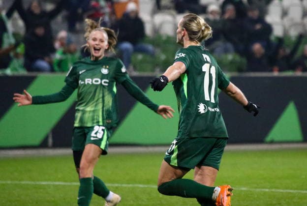 Germany Womens Bundesliga 2025 26, 12 Matchday VfL Wolfsburg VS SC Freiburg AOK Stadion Wolfsburg Goal celebration Alexandra Popp VfL Wolfsburg Women, 11 Vivien Endemann VfL Wolfsburg Women, 25 Copyright: xAymanxAlahmedx