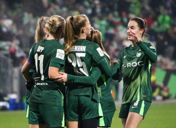 Germany Womens Bundesliga 2025 26, 12 Matchday VfL Wolfsburg VS SC Freiburg AOK Stadion Wolfsburg Goal celebration Alexandra Popp VfL Wolfsburg Women, 11 Vivien Endemann VfL Wolfsburg Women, 25 Caitlin Dijkstra VfL Wolfsburg Women, 3 Copyright: xAymanxAlahmedx