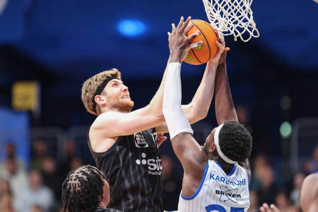 Duel under the basket Lukas Max Milner Tigers Tuebingen, 17 against David Opowu Ejah PS Karlsruhe LIONS, 25 , PS Karlsruhe LIONS vs Tigers Tuebingen, Basketball ProA 2 Bundesliga, 11 Matchday, Season 2025 2026, 05 12 2025, PS Karlsruhe LIONS vs Tigers Tuebingen, Basketball ProA 2 Bundesliga, 11 Matchday, Season 2025 2026, 05 12 2025 Karlsruhe Copyright: xEibner-Pressefoto JanxPrihodax EP_JPA
