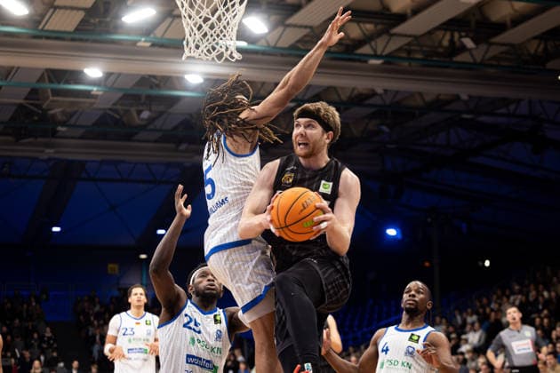 PS Karlsruhe Lions Tigers Tuebingen, Herren, 2 Bundesliga, Barmer 2 Basketball Bundesliga, pro A, 11 Spieltag, Spielzeit 2025 2026, 05 12 2025 Lukas Milner Tigers Tuebingen, 17 beim Korbabschluss gegen Tyrese Williams PS Karlsruhe Lions, 05