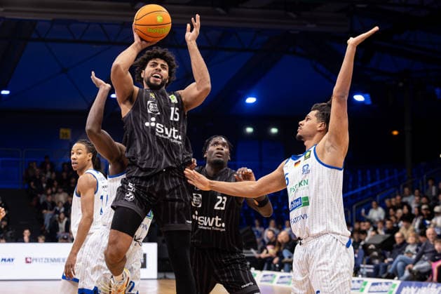 PS Karlsruhe Lions Tigers Tuebingen, Herren, 2 Bundesliga, Barmer 2 Basketball Bundesliga, pro A, 11 Spieltag, Spielzeit 2025 2026, 05 12 2025 Patrick Emilien Tigers Tuebingen, 15 beim Korbabschluss