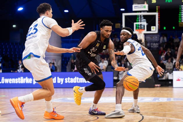 PS Karlsruhe Lions Tigers Tuebingen, Men, 2 Bundesliga, Barmer 2 Basketball Bundesliga, pro A, 11 Matchday, Season 2025 2026, 05 12 2025 Bernard Pelote Tigers Tuebingen, 01 with the ball against Maurice Marko Pluskota PS Karlsruhe Lions, 23
