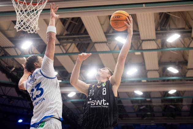 PS Karlsruhe Lions Tigers Tuebingen, Herren, 2 Bundesliga, Barmer 2 Basketball Bundesliga, pro A, 11 Spieltag, Spielzeit 2025 2026, 05 12 2025 Felix Edwardsson Tigers Tuebingen, 08 am Korb gegen Maurice Marko Pluskota PS Karlsruhe Lions, 23
