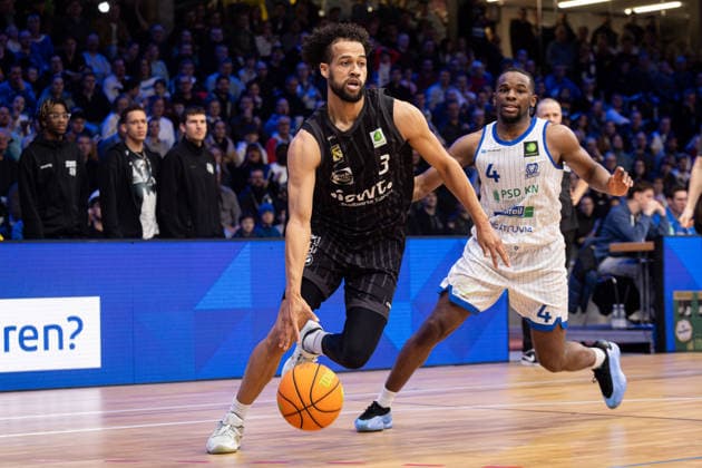 PS Karlsruhe Lions Tigers Tuebingen, Herren, 2 Bundesliga, Barmer 2 Basketball Bundesliga, pro A, 11 Spieltag, Spielzeit 2025 2026, 05 12 2025 Miles Tention Tigers Tuebingen, 03 on the way to the basket against Isaiah Rayshaud Hart PS Karlsruhe Lions, 04