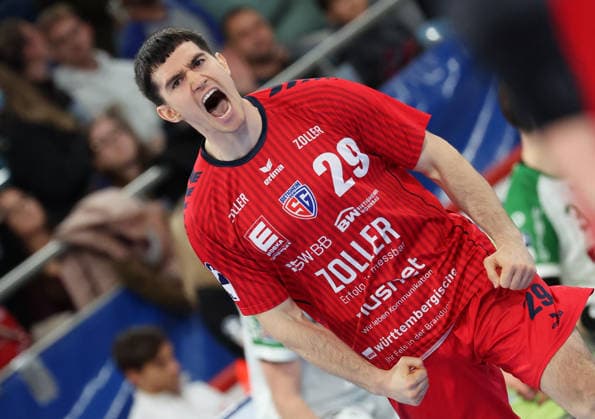 05 12 2025, Germany, Bietigheim, Handball 2 Bundesliga, SG BBM Bietigheim vs HC Oppenweiler Backnang, Moritz Strosack BBM cheers, cheers