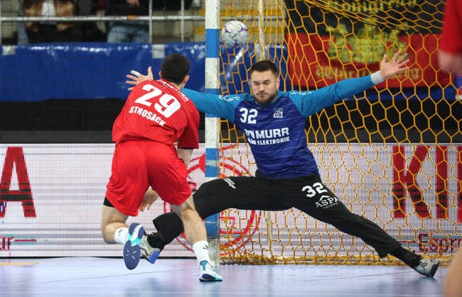 05 12 2025, Germany, Bietigheim, Handball 2 Bundesliga, SG BBM Bietigheim vs HC Oppenweiler Backnang, f l Moritz Strosack BBM , Janis Boieck HCO