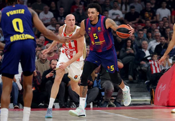 Crvena Zvezda v Barcelona, Euroleague basketball, season 2025 2026, round 14 Belgrade, Serbia. 5th Dec, 2025. Dejan Davidovac of Crvena Zvezda (L) in action against Miles Norris of Barcelona (R) during Euroleague basketball match between Crvena Zvezda (Red Star) and Barcelona on December 5. 2025. in Belgrade, Serbia. Belgrade Serbia Copyright: xPedjaxMilosavljevic STARSPORTx