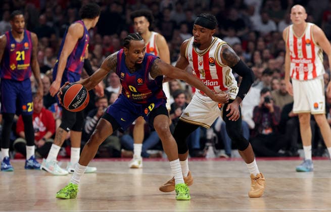 Crvena Zvezda v Barcelona, Euroleague basketball, season 2025 2026, round 14 Belgrade, Serbia. 5th Dec, 2025. Kevin Punter of Barcelona (L) in action against Devonte Graham of Crvena Zvezda (R) during Euroleague basketball match between Crvena Zvezda (Red Star) and Barcelona on December 5. 2025. in Belgrade, Serbia. Belgrade Serbia Copyright: xPedjaxMilosavljevic STARSPORTx