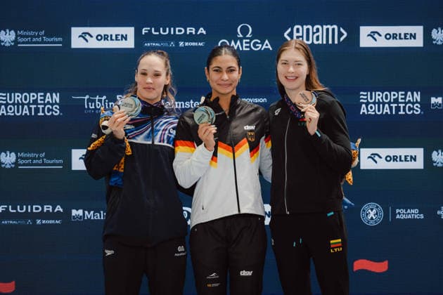 SWIMMING - LEN Short Course EC 2025 LUBLIN,POLAND,05.DEC.25 - SWIMMING - European Aquatics Short Course Swimming Championships, Women™s 200m Breaststroke Final. Image shows the rejoicing of Angharad Evens (GBR), Anna Elendt (GER) and Kotryna Teterevkova (LTU).  GEPAxpictures xAlexanderxSolc
