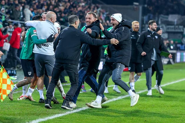 05 12 2025, Football, Preußen Münster Hannover 96, 2 Fußball Bundesliga, Preußenstadion, Saison 2025 2026 Torjubel nach dem Tor zum 2 2 Ausgleich durch Torschütze xm07 in der Nachspielzeit Head coach Alexander Ende Preussen Muenster hc jubelnd an der Seitenlinie DFB regulations prohibit any use of photographs as image sequences and or quasi video Nordrhein Westfalen Germany
