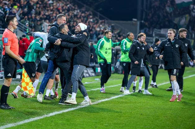 05 12 2025, Football, Preußen Münster Hannover 96, 2 Fußball Bundesliga, Preußenstadion, Saison 2025 2026 Torjubel nach dem Tor zum 2 2 Ausgleich durch Torschütze xm07 in der Nachspielzeit Head coach Alexander Ende Preussen Muenster hc jubelnd an der Seitenlinie DFB regulations prohibit any use of photographs as image sequences and or quasi video Nordrhein Westfalen Germany