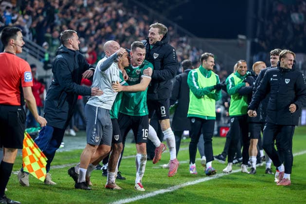 05 12 2025, Fußball, Preußen Münster Hannover 96, 2 Fußball Bundesliga, Preußenstadion, Saison 2025 2026 Torjubel nach dem Tor zum 2 2 Ausgleich durch Torschütze xm07 in der Nachspielzeit Torge Paetow Preussen Muenster 16 Joshua Mees Preussen Muenster 08 Oliver Batista Meier Preussen Muenster 17 jubilant an der Seitenlinie DFB regulations prohibit any use of photographs as image sequences and or quasi video Nordrhein Westfalen Germany