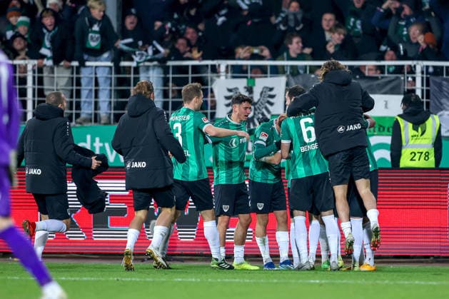05 12 2025, Football, Preußen Münster Hannover 96, 2 Fußball Bundesliga, Preußenstadion, Saison 2025 2026 Torjubel nach dem Tor zum 2 2 Ausgleich durch Torschütze xm07 in der Nachspielzeit DFB regulations prohibit any use of photographs as image sequences and or quasi video Nordrhein Westfalen Germany