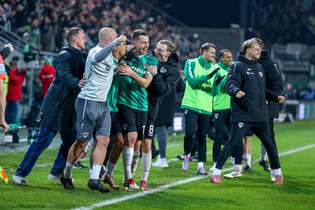 05 12 2025, Fußball, Preußen Münster Hannover 96, 2 Fußball Bundesliga, Preußenstadion, Saison 2025 2026 Torjubel nach dem Tor zum 2 2 Ausgleich durch Torschütze xm07 in der Nachspielzeit Torge Paetow Preussen Muenster 16 Joshua Mees Preussen Muenster 08 Oliver Batista Meier Preussen Muenster 17 jubilant an der Seitenlinie DFB regulations prohibit any use of photographs as image sequences and or quasi video Nordrhein Westfalen Germany