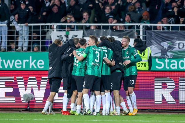 05 12 2025, Football, Preußen Münster Hannover 96, 2 Fußball Bundesliga, Preußenstadion, Saison 2025 2026 Torjubel nach dem Tor zum 2 2 Ausgleich durch Torschütze xm07 in der Nachspielzeit DFB regulations prohibit any use of photographs as image sequences and or quasi video Nordrhein Westfalen Germany