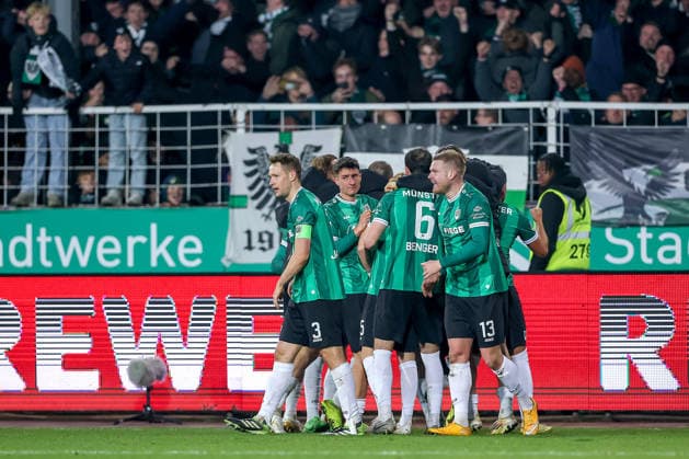 05 12 2025, Football, Preußen Münster Hannover 96, 2 Fußball Bundesliga, Preußenstadion, Saison 2025 2026 Torjubel nach dem Tor zum 2 2 Ausgleich durch Torschütze xm07 in der Nachspielzeit DFB regulations prohibit any use of photographs as image sequences and or quasi video Nordrhein Westfalen Germany