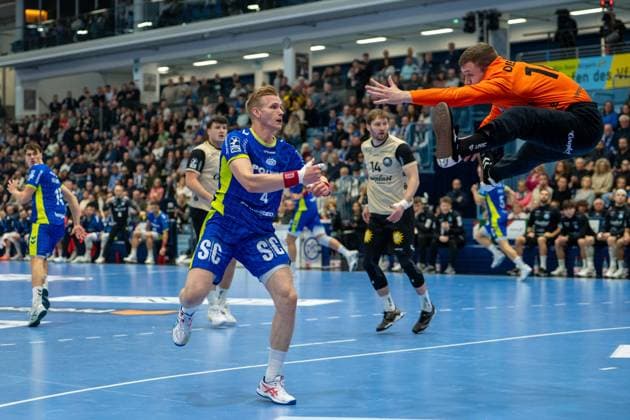 Ellidi Snaer Vidarsson, Circle player, VfL Gummersbach 4 , Lukas Diedrich, Goalkeeper Bergischer Handball Club 06 16 , VfL Gummersbach vs Bergischer HC , Daikin Handball Bundesliga, Men , Matchday 15, 05 12 2025 Gummersbach NRW Germany Copyright: xkolbert-press MartinxWdziecznyx