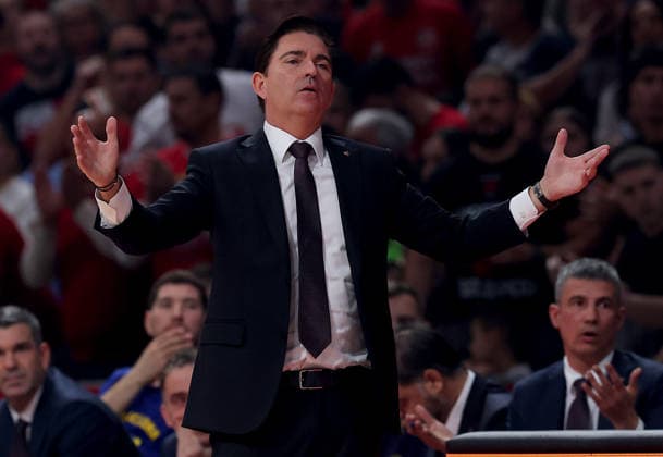 Crvena Zvezda v Barcelona, Euroleague basketball, season 2025 2026, round 14 Belgrade, Serbia. 5th Dec, 2025. head coach of Barcelona Joan Penarroya during Euroleague basketball match between Crvena Zvezda (Red Star) and Barcelona on December 5. 2025. in Belgrade, Serbia. Belgrade Serbia Copyright: xPedjaxMilosavljevic STARSPORTx