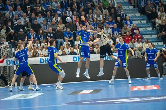 Ellidi Snaer Vidarsson, Circle Winger, VfL Gummersbach 4 , Julian Koester, Backcourt, VfL Gummersbach 7 , Å tÄpan Zeman, Circle Winger, VfL Gummersbach 66 , b56 Miro Schluroff, Backcourt, VfL Gummersbach 15 , VfL Gummersbach vs Bergischer HC , Daikin Handball Bundesliga, Men , Matchday 15, 05 12 2025 Gummersbach NRW Germany Copyright: xkolbert-press MartinxWdziecznyx