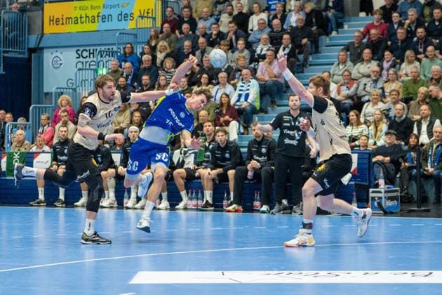 Miro Schluroff, Back, VfL Gummersbach 15 , Lukas Diedrich, Goalkeeper Bergischer Handball Club 06 16 , VfL Gummersbach vs Bergischer HC , Daikin Handball Bundesliga, Men , Matchday 15, 05 12 2025 Gummersbach NRW Germany Copyright: xkolbert-press MartinxWdziecznyx