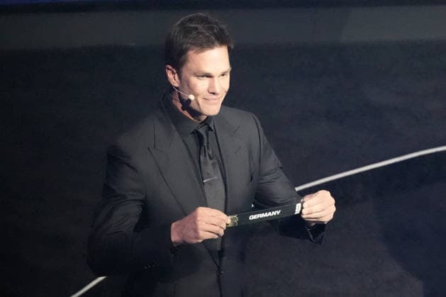 NFL, American Football Herren, USA Legende Tom Brady zieht aas Los von Deutschland als Gruppenkopf von Gruppe E - Washington 05.12.2025: Weltmeisterschafts-Auslosung 2026, World Cup 2026 Final Draw, John F Kennedy Center *** NFL legend Tom Brady draws Germanys ticket to head Group E Washington 05 12 2025 World Cup Draw 2026, World Cup 2026 Final Draw, John F Kennedy Center