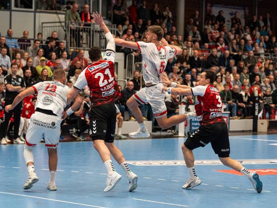 Julius Meyer Siebert TuS Ferndorf, 05 throwing goal against Mika Sajenev HSG Nordhorn Lingen, 21 and Christian Wilhelm HSG Nordhorn Lingen, 03 HSG Nordhorn Lingen vs TuS Ferndorf, Handball, 2 Bundesliga, Matchday 14, Season 2025 2026, 05 12 2025 HSG Nordhorn Lingen vs TuS Ferndorf, Handball, 2 Bundesliga, Matchday 14, Season 2025 2026, 05 12 2025 Nordhorn Copyright: xEibner-Pressefoto DamianxKruczynx EP_DKI