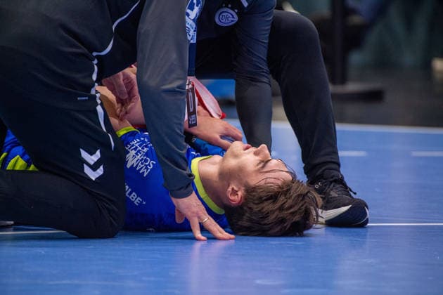 Daikin Handball Bundesliga, VfL Gummersbach Bergischer Handballclub 06 05 12 2025 Miro Schluroff VfL Gummersbach, 15 , injured on the ground Daikin Handball Bundesliga, VfL Gummersbach Bergischer Handballclub 06 05 12 2025 Copyright: xBEAUTIFULxSPORTS Erlhofx