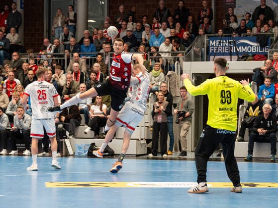 Oscar Gentzel HSG Nordhorn Lingen, 05 throwing goal against Filip Baranasic TuS Ferndorf, 99 HSG Nordhorn Lingen vs TuS Ferndorf, Handball, 2 Bundesliga, Matchday 14, Season 2025 2026, 05 12 2025 HSG Nordhorn Lingen vs TuS Ferndorf, Handball, 2 Bundesliga, Matchday 14, Season 2025 2026, 05 12 2025 Nordhorn Copyright: xEibner-Pressefoto DamianxKruczynx EP_DKI