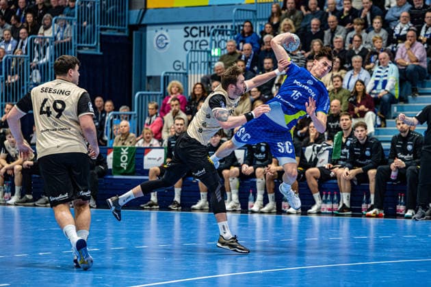 Daikin Handball Bundesliga, VfL Gummersbach Bergischer Handballclub 06 05 12 2025 Aron Seesing, Bergischer Handball Club 06 49 , Miro Schluroff VfL Gummersbach, 15 , Daikin Handball Bundesliga, VfL Gummersbach Bergischer Handballclub 06 05 12 2025 Copyright: xBEAUTIFULxSPORTS Erlhofx