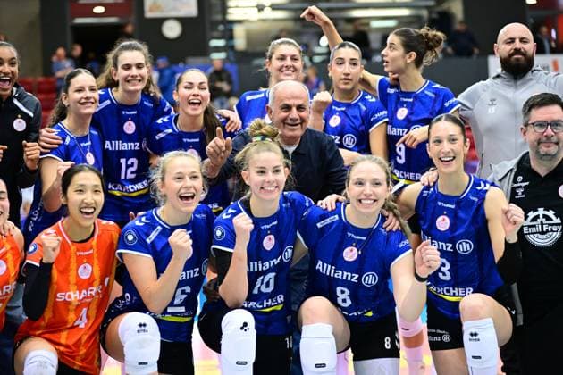 Yurika Bamba 4 Allianz MTV Stuttgart , Antonia Stautz 6 Allianz MTV Stuttgart , Eleanor Holthaus 8 Allianz MTV Stuttgart , Anna Koulberg 9 Allianz MTV Stuttgart , Pia Kästner 10 Allianz MTV Stuttgart , Lucia Varela Gomez 12 Allianz MTV Stuttgart , Melani Shaffmaster 15 Allianz MTV Stuttgart , Mikala Mogensen 16 Allianz MTV Stuttgart , Julia De Paula Viana 17 Allianz MTV Stuttgart and Tea Jerkovic 19 Allianz MTV Stuttgart cheer while Per Erik Dalqvist 996 Allianz MTV Stuttgart and Konstantin Bitter 999 Allianz MTV Stuttgart stand in the background 1 Volleyball Bundesliga Women Allianz MTV Stuttgart vs VfB Suhl LOTTO Thüringen, on 05 12 2025 Yurika Bamba 4 Allianz MTV Stuttgart and Team Copyright: xMichaelxGelhardtx