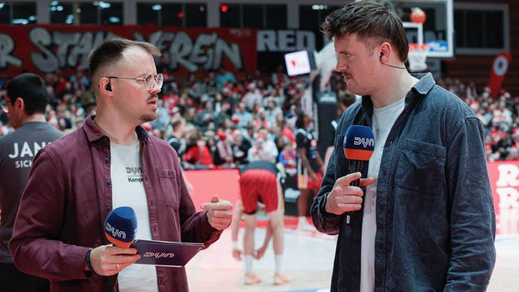 In the picture The DYN presenters from left Florian von Stackelberg and Tim Eisenberger 05 12 2025, Basketball, Fitness First Wuerzburg Baskets vs EWE Baskets Oldenburg, easyCredit BBL, Matchday 9, Germany, Wuerzburg, tectake Arena, Copyright: HMBxMedia xJulienxBecker