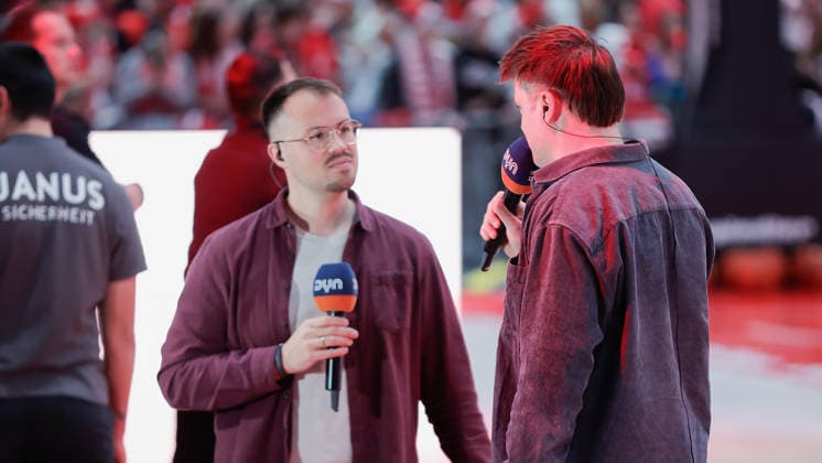In the picture The DYN presenters from left Florian von Stackelberg and Tim Eisenberger 05 12 2025, Basketball, Fitness First Wuerzburg Baskets vs EWE Baskets Oldenburg, easyCredit BBL, Matchday 9, Germany, Wuerzburg, tectake Arena, Copyright: HMBxMedia xJulienxBecker