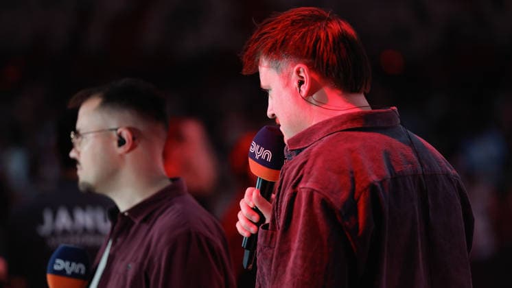 In the picture The DYN presenters from left Florian von Stackelberg and Tim Eisenberger 05 12 2025, Basketball, Fitness First Wuerzburg Baskets vs EWE Baskets Oldenburg, easyCredit BBL, Matchday 9, Germany, Wuerzburg, tectake Arena, Copyright: HMBxMedia xJulienxBecker