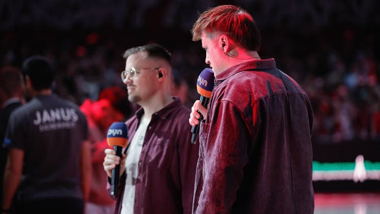 In the picture The DYN presenters from left Florian von Stackelberg and Tim Eisenberger 05 12 2025, Basketball, Fitness First Wuerzburg Baskets vs EWE Baskets Oldenburg, easyCredit BBL, Matchday 9, Germany, Wuerzburg, tectake Arena, Copyright: HMBxMedia xJulienxBecker