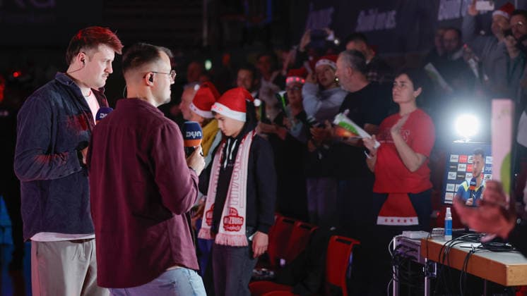 In the picture The DYN presenters from left Tim Eisenberger and Florian von Stackelberg 05 12 2025, Basketball, Fitness First Wuerzburg Baskets vs EWE Baskets Oldenburg, easyCredit BBL, Matchday 9, Germany, Wuerzburg, tectake Arena, Copyright: HMBxMedia xJulienxBecker