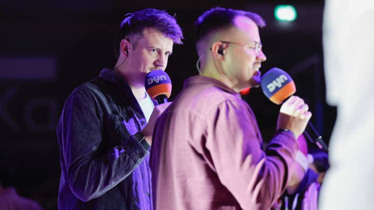 In the picture The DYN presenters from left Tim Eisenberger and Florian von Stackelberg 05 12 2025, Basketball, Fitness First Wuerzburg Baskets vs EWE Baskets Oldenburg, easyCredit BBL, Matchday 9, Germany, Wuerzburg, tectake Arena, Copyright: HMBxMedia xJulienxBecker